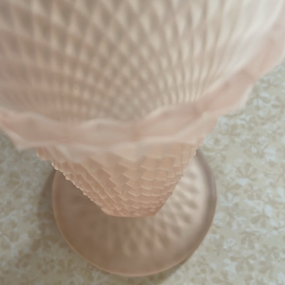 Vintage INDIANA PINK GLASS vase - Picture 3 of 4